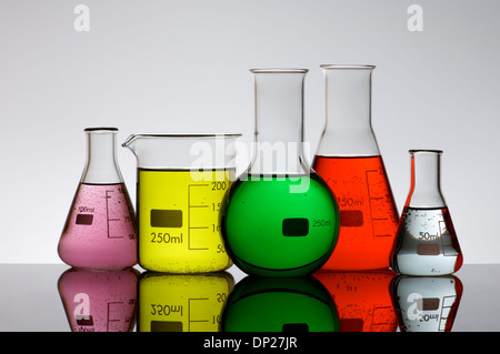 Forefront di un laboratorio palloni riempiti con liquido colorato Foto Stock