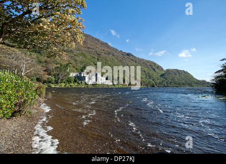 Kylemore Abbey in autunno impostazione, sulle rive del Lough Pollacappul, Kylemore, Connemara, nella contea di Galway, Repubblica di Irlanda Foto Stock