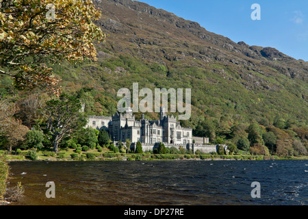 Kylemore Abbey, sulle rive del Lough Pollacappul, Kylemore, Connemara, nella contea di Galway, Repubblica di Irlanda Foto Stock