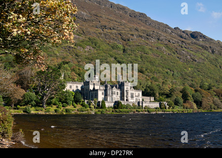 Kylemore Abbey, sulle rive del Lough Pollacappul, Kylemore, Connemara, nella contea di Galway, Repubblica di Irlanda Foto Stock