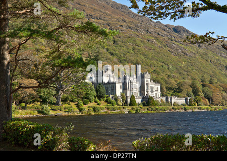 Kylemore Abbey, sulle rive del Lough Pollacappul, Kylemore, Connemara, nella contea di Galway, Repubblica di Irlanda Foto Stock