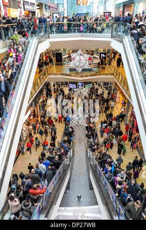 La folla degli acquirenti alla ricerca di regali di Natale nel Centro Commerciale per lo shopping Bullring Foto Stock