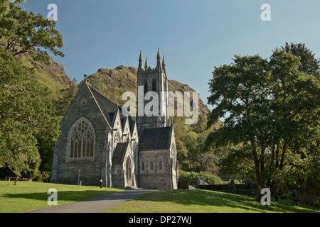 La bella chiesa gotica a Kylemore Abbey, nella contea di Connemara, nella contea di Galway, Repubblica di Irlanda, Europa. Foto Stock