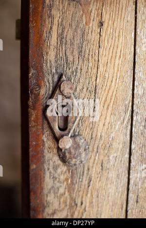 Keyhole retrò in una vecchia porta di legno. Foto Stock