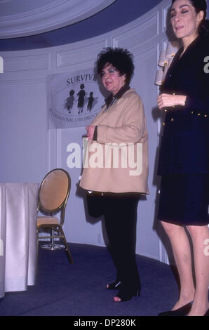 FILE FOTO - Elizabeth Taylor, 79, è nato il 27 febbraio 1932 in Inghilterra. Liz due volta Oscar film vincitore della dea e pionieristico attivista AIDS la cui off-screen matrimoni (8), i divorzi e la morte sfidando gli exploit, rivaleggiava con il suo film drammatico ruoli. Dame Elizabeth Rosemond Taylor, il British - icona americana, morì il 23 marzo 2011 di scompenso cardiaco congestizio, a un tiro di schioppo dall'Hollywo Foto Stock