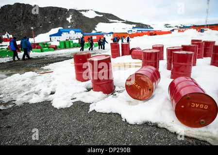 Antartide - turisti in arrivo alla base Presidente Eduardo Frei Montalva su King George Island in Antartide. La base è la più importante del Cile antartico della ricerca scientifica basi e dispone anche di una pista che è disponibile a turistica voli charter. Foto Stock