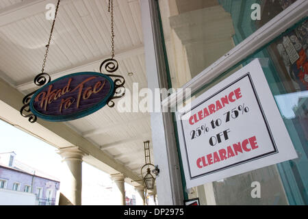 Maggio 23, 2006; New Orleans, LA, Stati Uniti d'America; la vendita di liquidazione sign in testa a punta boutique nel quartiere francese di New Orleans. Nonostante il fatto che la maggior parte dei negozi sono state danneggiate dalla uragano Katrina, molti hanno difficoltà a sopravvivere alla mancanza di turisti. Aprile 10, 2006. Credito: Foto di Kayte Deioma/ZUMA premere. (©) Copyright 2006 by Kayte Deioma Foto Stock