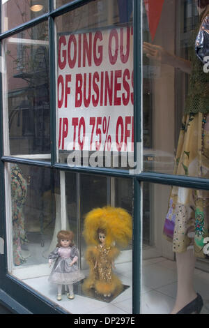 Maggio 23, 2006; New Orleans, LA, STATI UNITI D'AMERICA; Andando di vendita aziendale segno al gentlemen's quarti boutique nel quartiere francese di New Orleans. Nonostante il fatto che la maggior parte dei negozi sono state danneggiate dalla uragano Katrina, molti hanno difficoltà a sopravvivere alla mancanza di turisti. Aprile 10, 2006. Credito: Foto di Kayte Deioma/ZUMA premere. (©) Copyright 2006 by Kayte Deioma Foto Stock