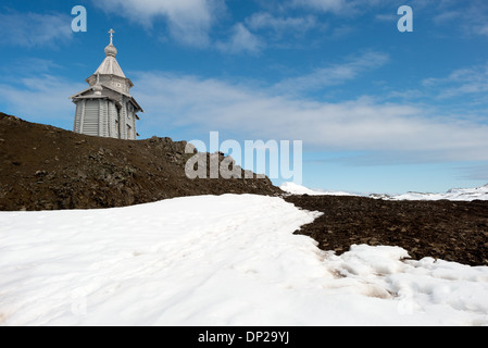 Antartide - Chiesa della Trinità è una chiesa ortodossa russa su King George isola nel Sud delle Isole Shetland. È situato su una piccola collina rocciosa vicino russo stazione Bellingshausen base di ricerca. Costruito di cedro siberiano e pino con speciali rinforzi contro il maltempo in Antartide, Chiesa della Trinità è stata consacrata nel 2004 ed è il più meridionale chiesa ortodossa orientale nel mondo. Foto Stock