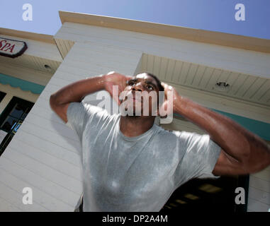 Maggio 24, 2006; San Diego, CA, Stati Uniti d'America; QUENTIN JAMMER di San Diego Chargers opere fuori durante il suo allenamento in palestra di Scripps Ranch. Il suo allenamento è su misura per le sue esigenze e la sua posizione come cornerback per i caricatori. Credito: Foto di Earnie Grafton/SDU-T/ZUMA premere. (©) Copyright 2006 by SDU-T Foto Stock