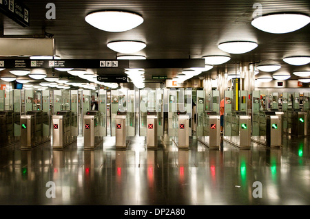 Biglietto Sagrera cancelli la stazione della metropolitana di Barcellona, in Catalogna, Spagna Foto Stock