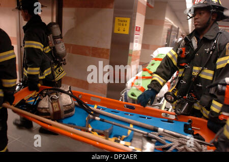 Maggio 25, 2006; Manhattan, NY, STATI UNITI D'AMERICA; New York Papers. Pompiere e EMS scheda personale a New Jersey Transit Train in Penn Station per aiutare i passeggeri in attesa su un altro N.J. il treno. Le interruzioni di alimentazione lungo il corridoio nord-est di Amtrak e New Jersey Transit Train lines si arresta servizio del treno e dei trefoli migliaia di pendolari. Il potere è stato restaurato circa 10,30 più di due ore Foto Stock