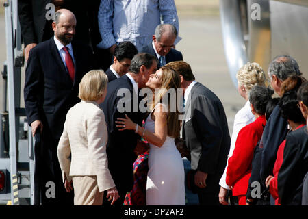 Maggio 25, 2006; Sacramento, CA, Stati Uniti d'America; il presidente del Messico, Vicente Fox saluta la First Lady della California MARIA SHRIVER all'Aeroporto Internazionale di Sacramento durante una visita a soddisfare con il governatore della California Arnold Schwarzenegger. Durante la visita del Presidente visiterà la California Museo di storia, le donne e le arti, e l'indirizzo del gruppo. Governatore Schwarzenegger di formulare un parere su Foto Stock