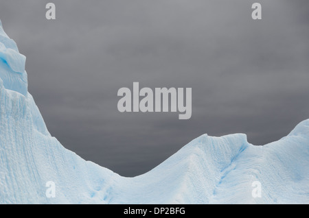 Antartide - forme intricate intagliato in un iceberg Antartico vicino a galleggiante due Hummock Isola, l'Antartide. Foto Stock