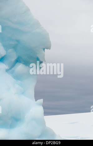 Antartide - forme intricate intagliato in un iceberg Antartico vicino a galleggiante due Hummock Isola, l'Antartide. Foto Stock