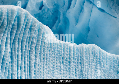 Antartide - forme intricate intagliato in un iceberg Antartico vicino a galleggiante due Hummock Isola, l'Antartide. Foto Stock