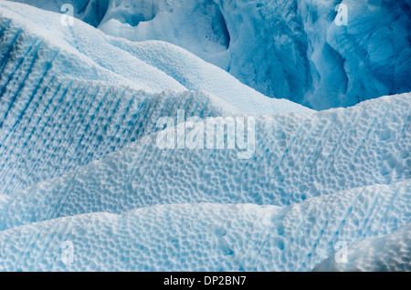 Antartide - forme intricate intagliato in un iceberg Antartico vicino a galleggiante due Hummock Isola, l'Antartide. Foto Stock