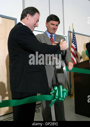 Maggio 26, 2006; Baltimore, MD, Stati Uniti d'America; Maryland il governatore dello Stato ROBERT EHRLICH jr. e filantropo DONN WEINBERG del Harry e Jeanette Weinberg foundation tagliare il grand re-nastro di apertura presso la lega per le persone con disabilità che ha recentemente rinnovato il suo edificio su Cold Spring Lane. Credito: foto di James Berglie/ZUMA premere. (©) Copyright 2006 da James Berglie Foto Stock