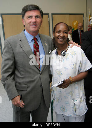Maggio 26, 2006; Baltimore, MD, Stati Uniti d'America; Maryland il governatore dello Stato ROBERT EHRLICH JR. pone con una valutazione dopo aver parlato alla lega per le persone con disabilità che ha recentemente rinnovato il suo edificio su Cold Spring Lane. Credito: foto di James Berglie/ZUMA premere. (©) Copyright 2006 da James Berglie Foto Stock