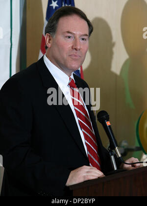 Maggio 26, 2006; Baltimore, MD, Stati Uniti d'America; Pphilanthropist DONN WEINBERG del Harry e Jeanetta Weinberg parla di fondazione del grand re-apertura della lega per le persone con disabilità che ha recentemente rinnovato il suo edificio su Cold Spring Lane. Credito: foto di James Berglie/ZUMA premere. (©) Copyright 2006 da James Berglie Foto Stock