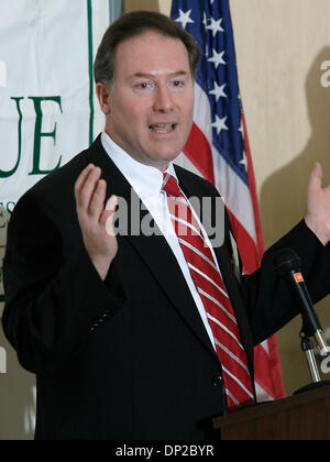 Maggio 26, 2006; Baltimore, MD, Stati Uniti d'America; Pphilanthropist DONN WEINBERG del Harry e Jeanetta Weinberg parla di fondazione del grand re-apertura della lega per le persone con disabilità che ha recentemente rinnovato il suo edificio su Cold Spring Lane. Credito: foto di James Berglie/ZUMA premere. (©) Copyright 2006 da James Berglie Foto Stock