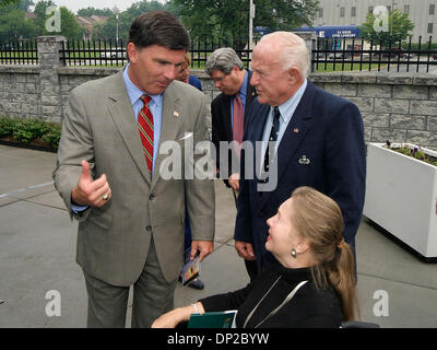 Maggio 26, 2006; Baltimore, MD, Stati Uniti d'America; Maryland il governatore dello Stato ROBERT EHRLICH JR. parla con gli ospiti presso la lega per le persone con disabilità che ha recentemente rinnovato il suo edificio su Cold Spring Lane. Credito: foto di James Berglie/ZUMA premere. (©) Copyright 2006 da James Berglie Foto Stock
