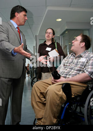 Maggio 26, 2006; Baltimore, MD, Stati Uniti d'America; Maryland il governatore dello Stato ROBERT EHRLICH JR. parla con gli ospiti presso la lega per le persone con disabilità che ha recentemente rinnovato il suo edificio su Cold Spring Lane. Credito: foto di James Berglie/ZUMA premere. (©) Copyright 2006 da James Berglie Foto Stock