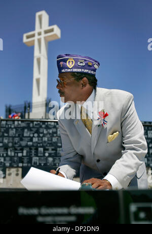 Maggio 29, 2006; La Jolla, CA, Stati Uniti d'America; John Smith, a Mt. Soledad Memorial Association fiduciario e il 2006 Giorno Memoriale della Presidente e maestro di cerimonie, fa in modo che il programma viene eseguito regolarmente durante il Mt. Soledad Veterans Memorial Giorno Memoriale della cerimonia a La Jolla. Il tema di questo anno è stato 'Service in America". Diverse centinaia hanno partecipato alla cerimonia. Credito: Foto di Nancee E. Le Foto Stock