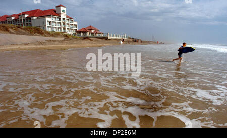 Maggio 31, 2006; South Padre Island, TX, Stati Uniti d'America; egli la Quinta Hotel sul lato nord della spiaggia è il più recente degli alberghi a essere constucted sull'estremità nord . Prosegue la costruzione con elevato aumento condomini e multi-million dollar case sul bordo dell'acqua. Spiagge di sabbia bianca di South Padre sono noti in tutto il mondo come alcune delle spiagge migliori in America. L'isola è famosa Foto Stock