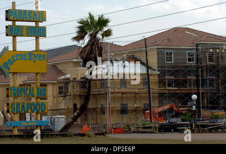 Maggio 31, 2006; South Padre Island, TX, Stati Uniti d'America; Costruzione business continua ad un ritmo elevato lungo l'estremità nord della spiaggia così come la sezione della città di South Padre. Irregolari dune di sabbia e vegetazione rada e un forte vento prevalente del Golfo del Messico rende South Padre Island ideale per il wind surf. Credito: Foto di Delcia Lopez/San Antonio Express-News/ZUMA P Foto Stock