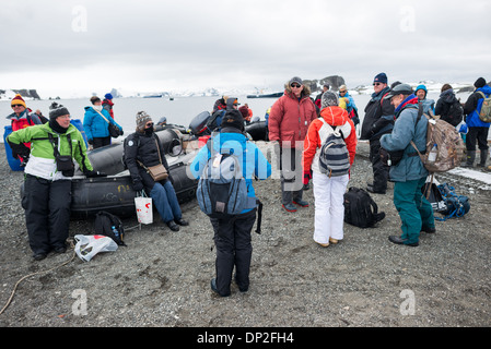 Antartide - turisti in arrivo alla base Presidente Eduardo Frei Montalva su King George Island in Antartide. La base è la più importante del Cile antartico della ricerca scientifica basi e dispone anche di una pista che è disponibile a turistica voli charter. Foto Stock