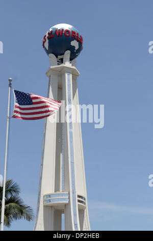 Jun 04, 2006; Hollywood, CA, Stati Uniti d'America; questa insolita piccola raccolta di negozi è stato chiamato 'L.A. prima del moderno centro commerciale." costruito nel 1936, crocevia del mondo è forse il più notevole per la sua architettura unica. Il fulcro della costruzione il progetto assomiglia ad una miniatura ocean liner, una facciata Art Deco completo con oblò, ringhiere, ciambelle salvagente e ponti. Un outd Foto Stock