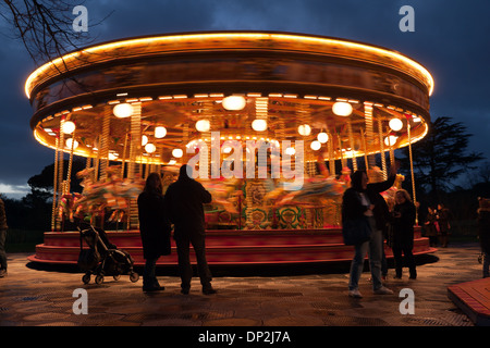 Immagine notturna di una fiera carosello. in Kew Gardens di Kew, Londra. Foto Stock