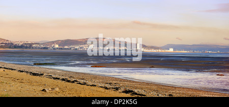 La città di Swansea, South Wales, visto al tramonto dal borbotta qualcosa al di là delle piane di marea di Swansea Bay, Dicembre 2013 Foto Stock