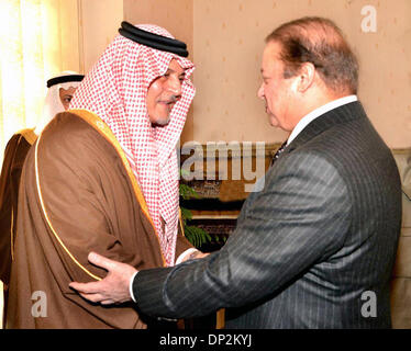 Islamabad. Il 7 gennaio, 2014. Foto rilasciata dalla stampa del Dipartimento Informazioni (PID) il 7 gennaio 2014 mostra Primo Ministro pakistano Sharif scuote la mano con il Ministro degli Esteri saudita Saud Al-Faisal (L) di Islamabad, capitale del Pakistan. Primo Ministro pakistano Nawaz Sharif ha detto martedì che vi è la necessità di avviare una nuova era di relazioni strategiche tra Pakistan e Arabia Saudita allo scopo di ampliare e approfondire le attuali cordiali relazioni bilaterali. © PID/Xinhua/Alamy Live News Foto Stock