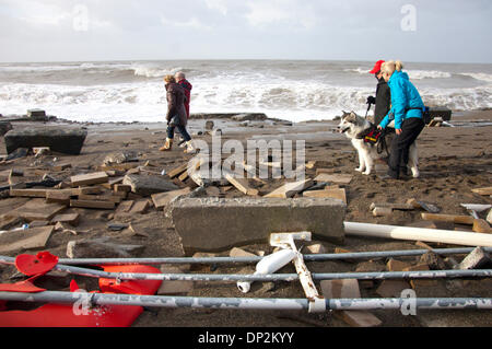 Aberystwyth, UK. Il 7 gennaio 2014. I lavori di riparazione va avanti come il Victorian cittadina balneare di Aberystwyth entra nel quinto giorno di essere battuto da onde enormi e tempesta venti della forza risultante da una mareggiata associato con un sistema di bassa pressione che si trova a nord-ovest della Scozia. Credito: Graham M. Lawrence/Alamy Live News. Foto Stock