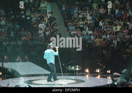 Jun 07, 2006; Richmond, VA, Stati Uniti d'America; il Cantante TIM MCGRAW suona dal vivo durante il suo 'Soul 2 Anima Tour II' presso il Richmond Coliseum. Sua moglie anche la fede eseguita. Credito: Foto di Tina Fultz/ZUMA premere. (©) Copyright 2006 by Tina Fultz Foto Stock