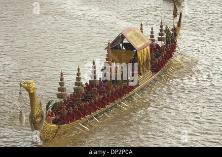 Jun 09, 2006; Bangkok, Thailandia; Royal Barge processione è eseguita a Bangkok, Thailandia, come parte delle celebrazioni per il sessantesimo anniversario del tanto amato Re della Thailandia è salita al trono. Il Royal Barge processione è stato una parte della tradizione thai poiché il periodo Ayuthya (13-XVII secolo). Essa prende parte a commemorare reali speciali eventi come quando un Foto Stock