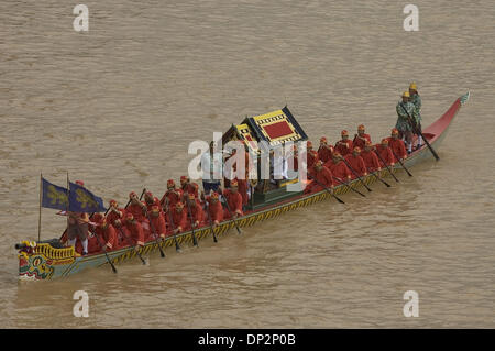 Jun 09, 2006; Bangkok, Thailandia; Royal Barge processione è eseguita a Bangkok, Thailandia, come parte delle celebrazioni per il sessantesimo anniversario del tanto amato Re della Thailandia è salita al trono. Il Royal Barge processione è stato una parte della tradizione thai poiché il periodo Ayuthya (13-XVII secolo). Essa prende parte a commemorare reali speciali eventi come quando un Foto Stock