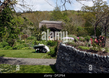 Attrezzi da giardino in un paese di lingua inglese il giardino. DEVON UK. Foto Stock