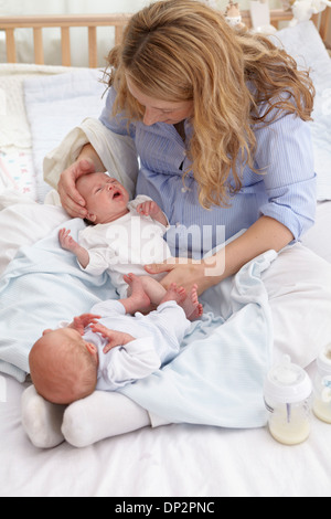 Madre e due settimane vecchio gemelli Foto Stock