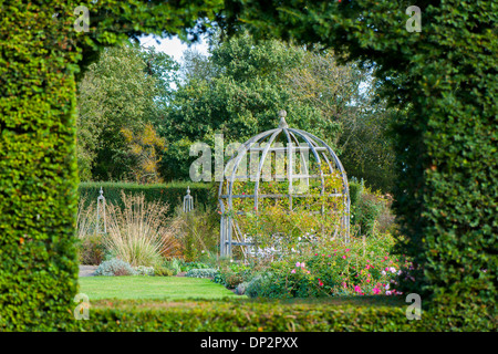 Il Mary Rose Garden a Waterperry giardini, Wheatley, Oxfordshire Foto Stock