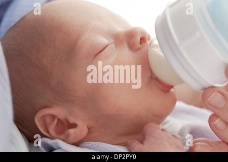 Madre alimenta due settimane vecchio figlio Foto Stock