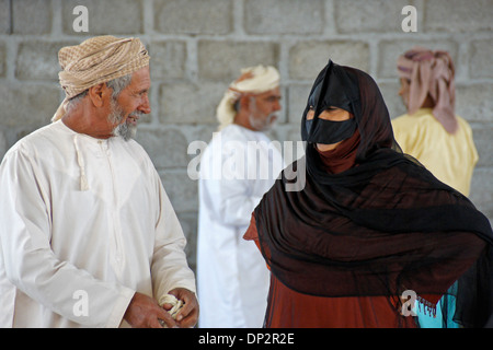 Bedu (Beduino) persone al mercato degli animali in Sinaw, Oman Foto Stock
