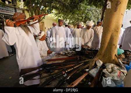Pistole e khanjars per la vendita al mercato di Nizwa, Oman Foto Stock