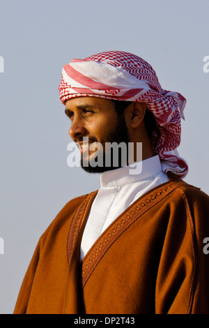 Uomo arabo in abito tradizionale, Abu Dhabi, Emirati arabi uniti Foto Stock