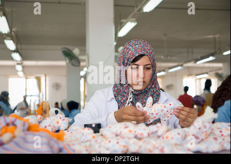 Egitto, BELBEIS: molte giovani donne lavorano in fabbrica Naturetex a SEKEM. Spesso essi smettono di funzionare quando si sposano. Foto Stock