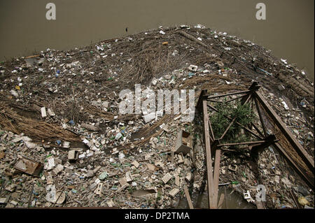 Giu 11 2006, Baghdad, Iraq; Garbage e raccogliere detriti sotto un ponte sul fiume Tigri tra Baghdad e la zona verde. Corpi umani e parti del corpo, spesso vittime di esecuzioni, sono frequentemente lavato fino qui. La zona internazionale, conosciuta anche come la zona verde, si trova a 5 miglio quadrato di area di Baghdad che contiene la Nazionale Irachena e del governo di coalizione, iracheni di prim Foto Stock