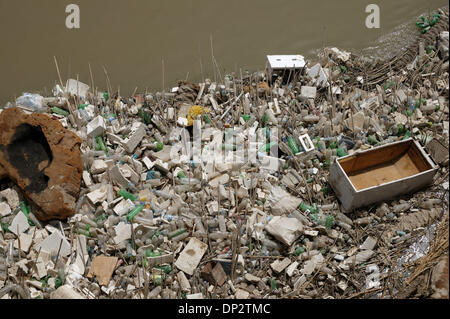 Giu 11 2006, Baghdad, Iraq; Garbage e raccogliere detriti sotto un ponte sul fiume Tigri tra Baghdad e la zona verde. Corpi umani e parti del corpo, spesso vittime di esecuzioni, sono frequentemente lavato fino qui. La zona internazionale, conosciuta anche come la zona verde, si trova a 5 miglio quadrato di area di Baghdad che contiene la Nazionale Irachena e del governo di coalizione, iracheni di prim Foto Stock