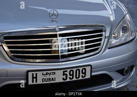 Mercedes Benz auto di lusso con targa di Dubai, Emirati Arabi Uniti Foto Stock